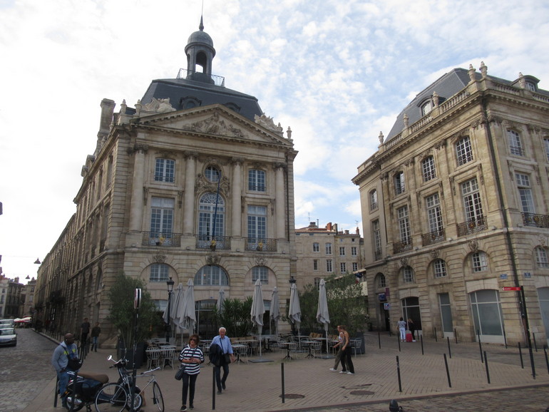 Bankgebouw op de boulevard van Bordeaux